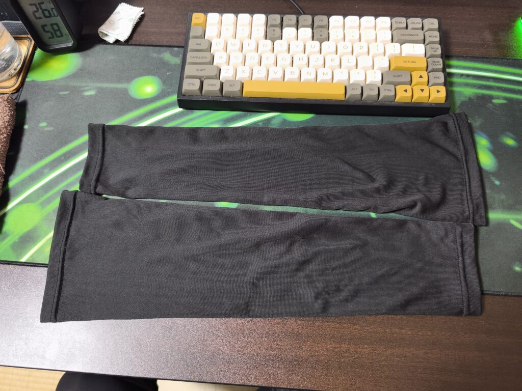 【200円で神】ダイソーの「1秒吸水アームカバー」が腕が太いFPSゲーマーにも最強な理由