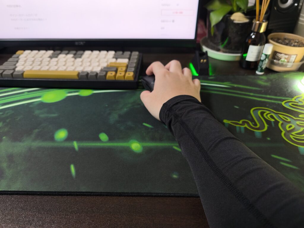 【200円で神】ダイソーの「1秒吸水アームカバー」が腕が太いFPSゲーマーにも最強な理由