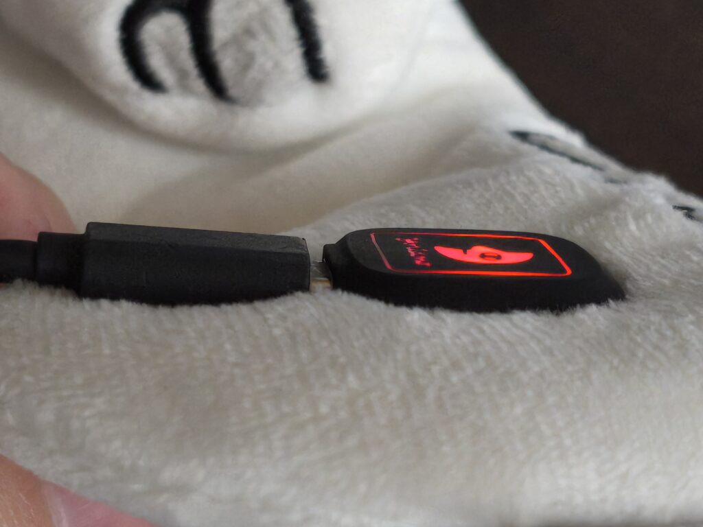 【寝付き改善】充電式ホットアイマスクの睡眠効果を本音レビュー!SALUAねこ型のリアルな使用感
