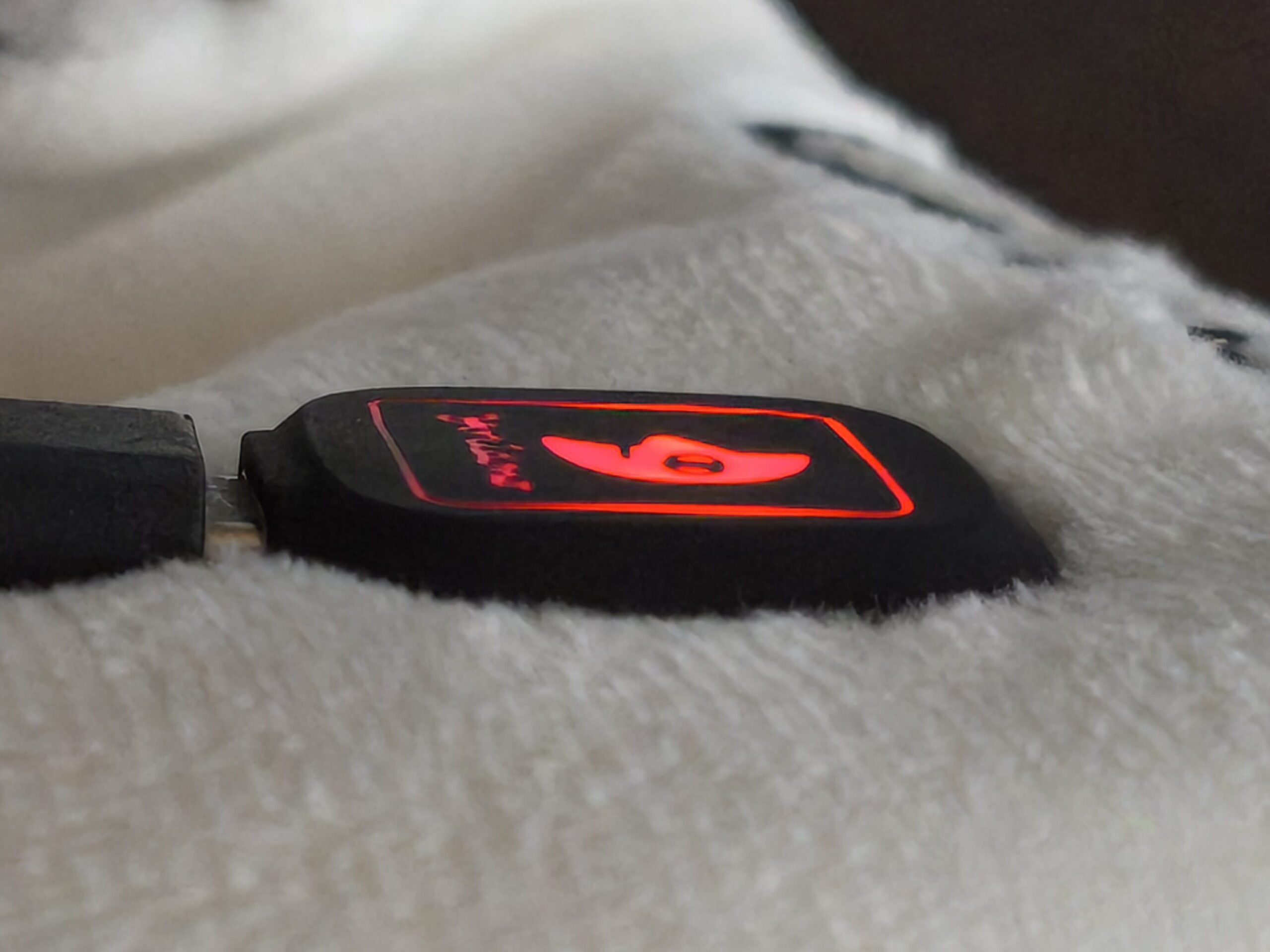 【寝付き改善】充電式ホットアイマスクの睡眠効果を本音レビュー!SALUAねこ型のリアルな使用感