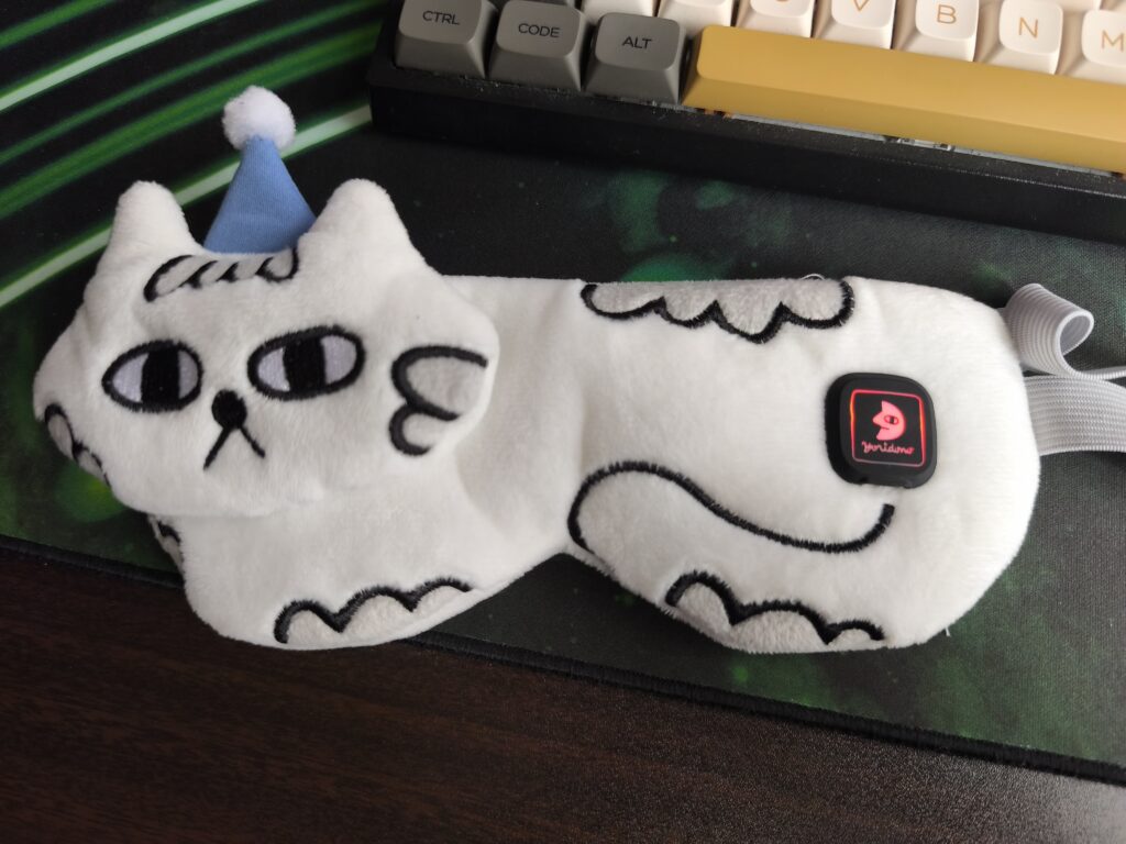 【寝付き改善】充電式ホットアイマスクの睡眠効果を本音レビュー!SALUAねこ型のリアルな使用感