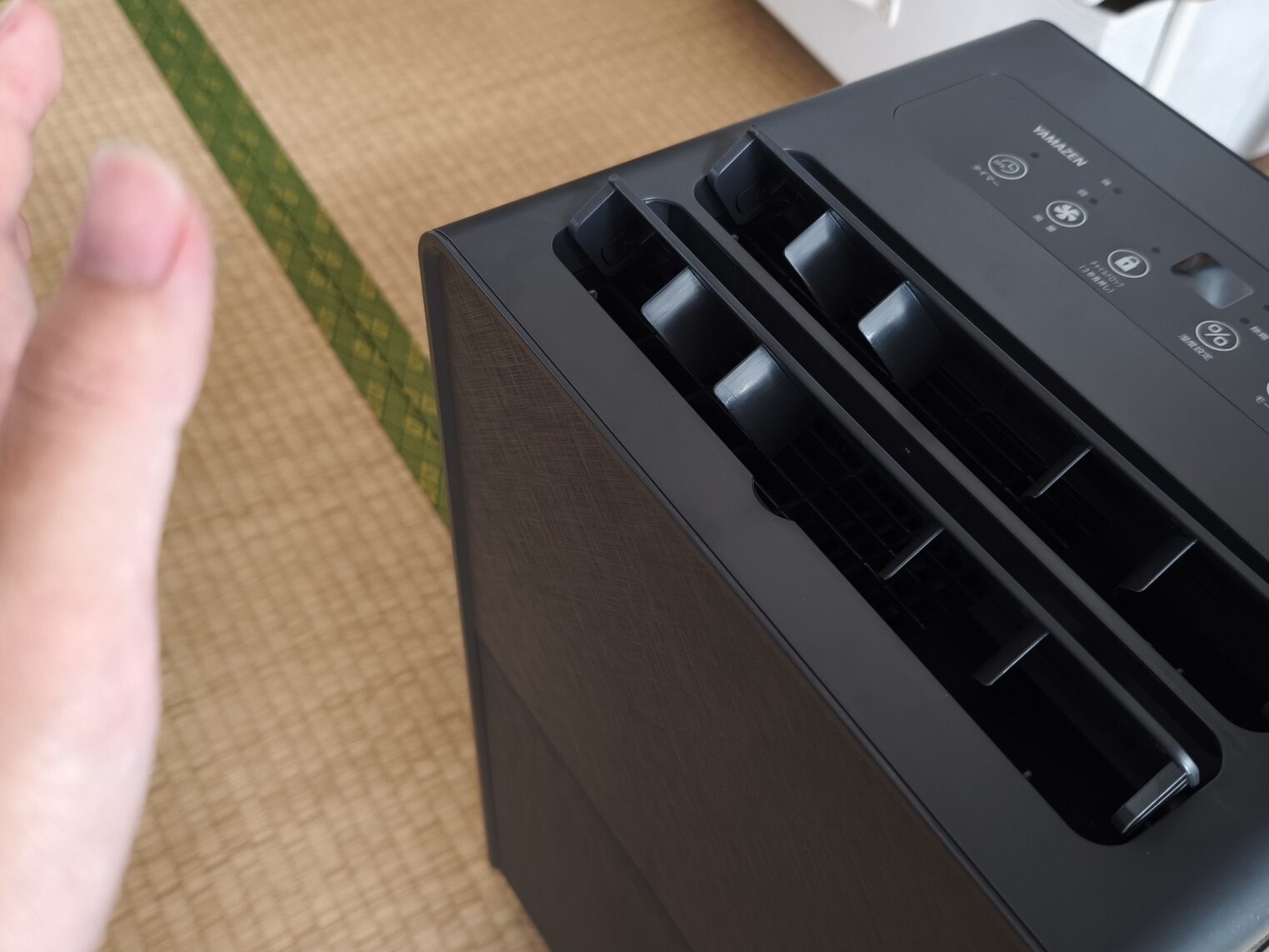 【実測レビュー】山善の除湿機EDC-H601(B)の除湿パワーは?畳部屋での効果と音の大きさを本音検証